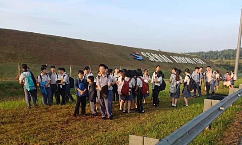 馬來西亞：校車行駛途中突著火，38學生及司機逃出生天