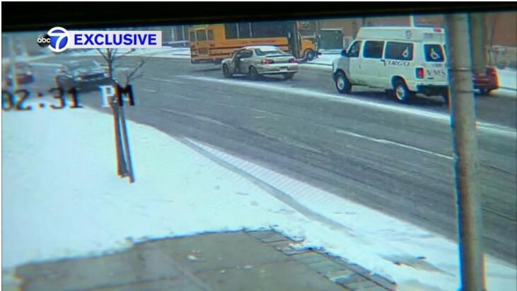 美國新澤西州，毒駕女校車司機駕車攜11兒童撞樹