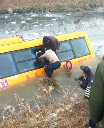 河北滄州：南皮縣烏馬營鎮一輛校車，接送學生途中不慎落入冰水中