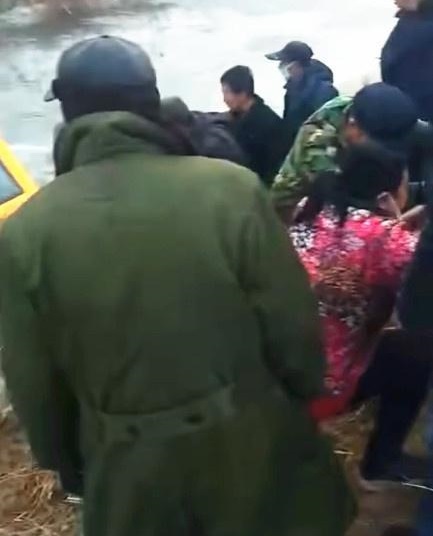 河北滄州：南皮縣烏馬營鎮一輛校車，接送學生途中不慎落入冰水中