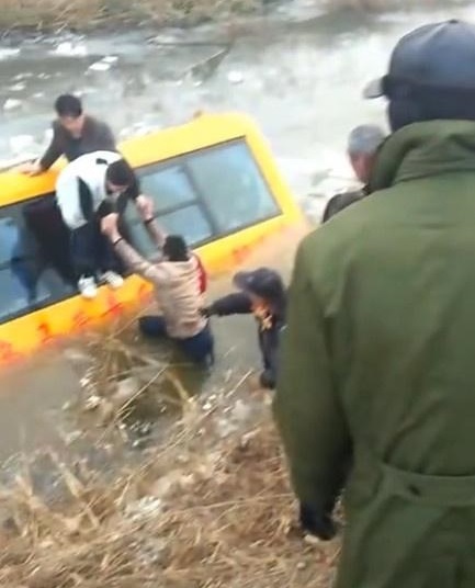 河北滄州：南皮縣烏馬營鎮一輛校車，接送學生途中不慎落入冰水中