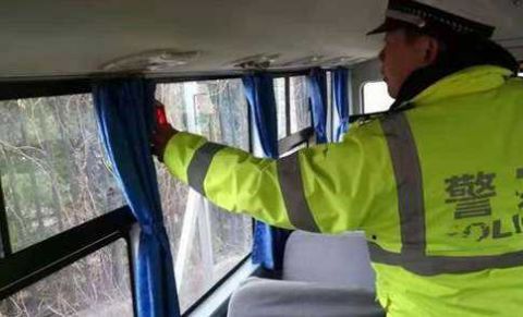 黑校車碰上了交警四處逃竄 寶雞交警普法來到校園清除隱患