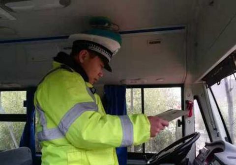 黑校車碰上了交警四處逃竄 寶雞交警普法來到校園清除隱患