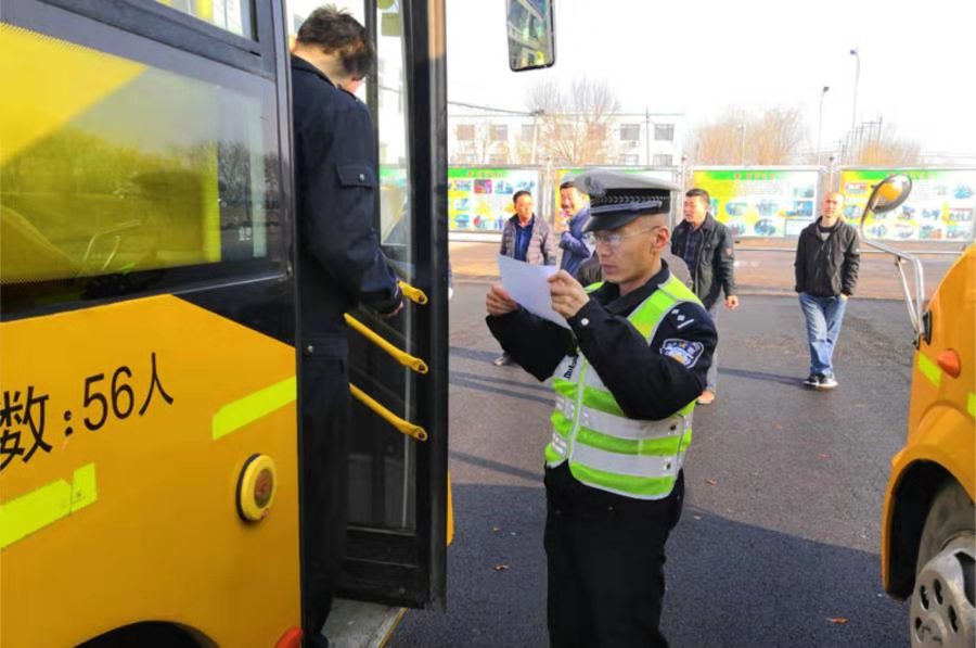 “望、聞、問、切”,無棣交警對校車進行全面檢查