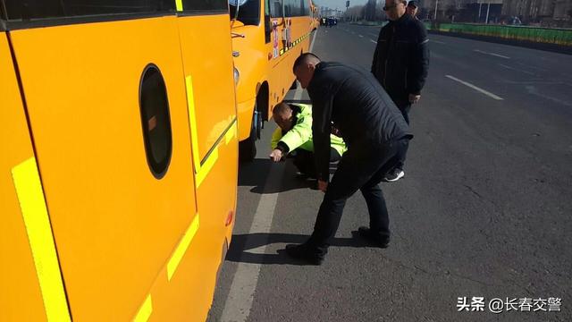 長春交警聯合教育部門開展校車隱患排查和駕駛員安全教育活動