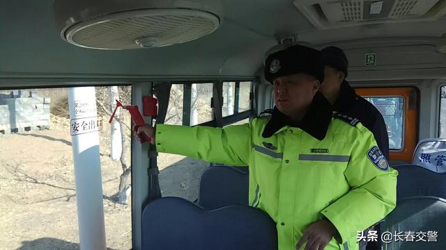 長春交警聯合教育部門開展校車隱患排查和駕駛員安全教育活動