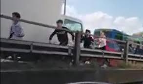 意大利校車劫持案少年機智報警救51人，出身移民盼獲意大利國籍