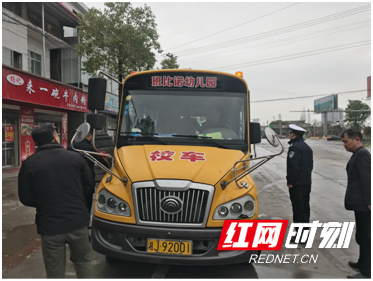 安鄉縣多部門聯動開展城區校車專項整治行動
