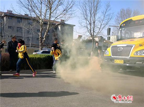桓臺(tái)交警大隊(duì)聯(lián)合學(xué)校開展校車消防逃生演練活動(dòng)