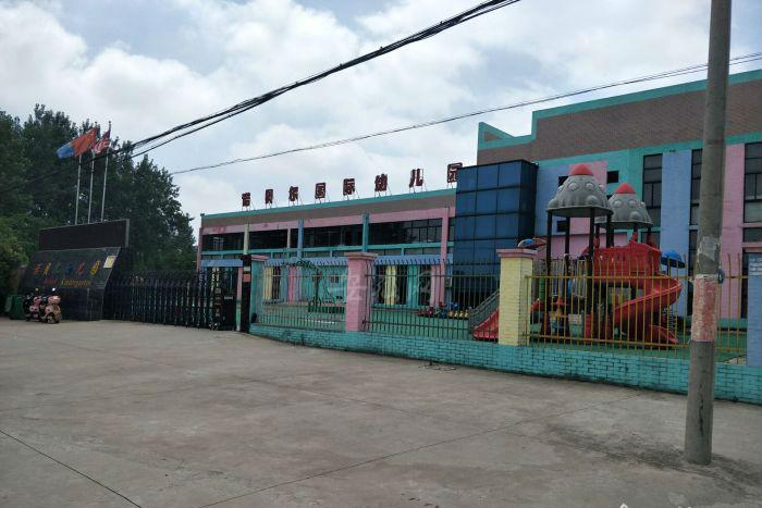 六安校車側(cè)翻事故   幼童接受一對一治療