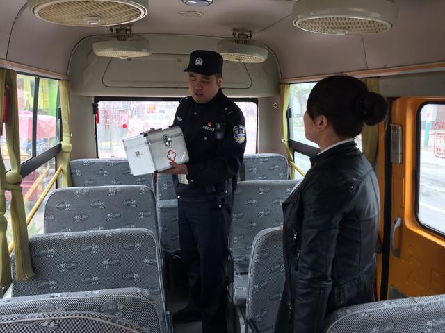 合陽縣公安局路井派出所開展校車安全檢查