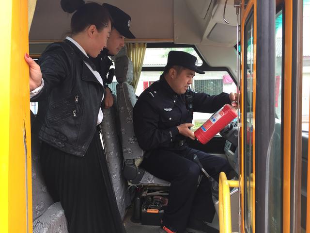 合陽縣公安局路井派出所開展校車安全檢查
