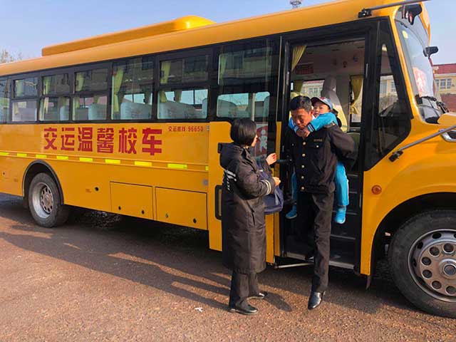 暖心！乘車學生腳受傷，校車司機背他上下學