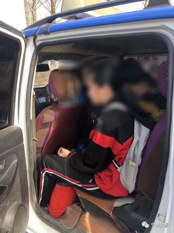 寧城交警查獲一起校車接送學生超員違法行為