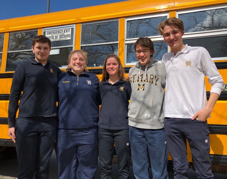 加拿大：校車司機(jī)途中昏迷，車上中學(xué)生急中生智避免險情