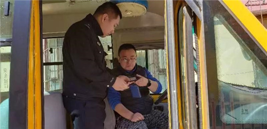 吉林市船營交管大隊(duì)加大對轄區(qū)校車安全隱患排查力度