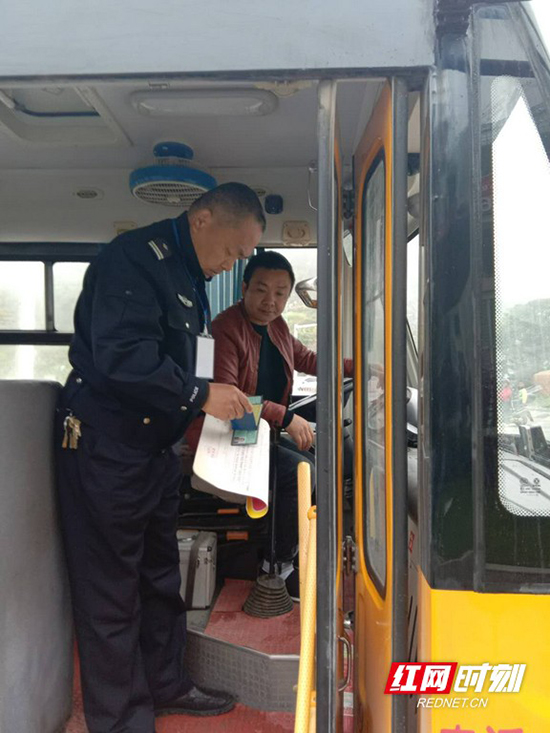 吉首開展校車安全專項督查 系牢校車“安全帶”