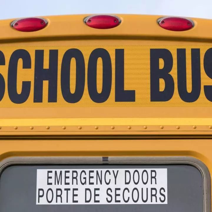 加拿大：新省7旬老漢酒駕沖撞校車，年紀這么大了也這么野？