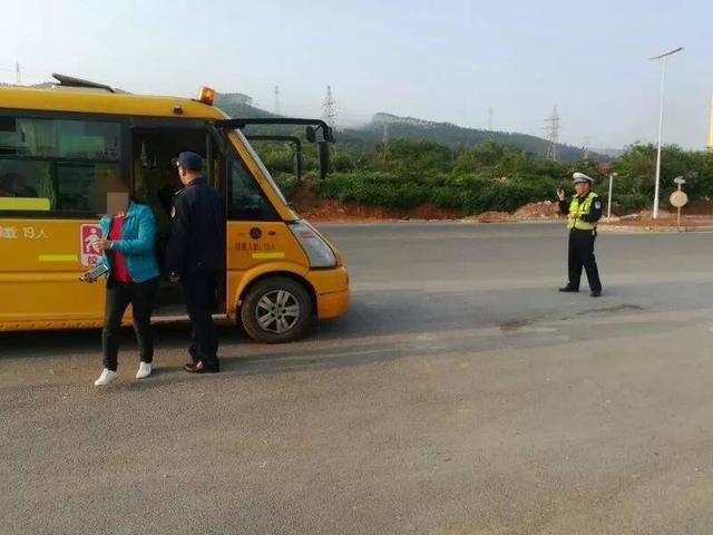 明明是幼兒園校車，怎么車里還有蹭車的老鄉？