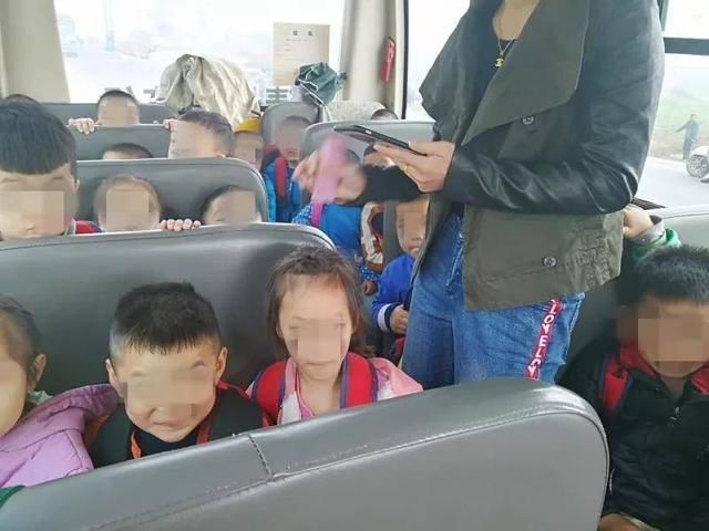 明明是幼兒園校車，怎么車里還有蹭車的老鄉？