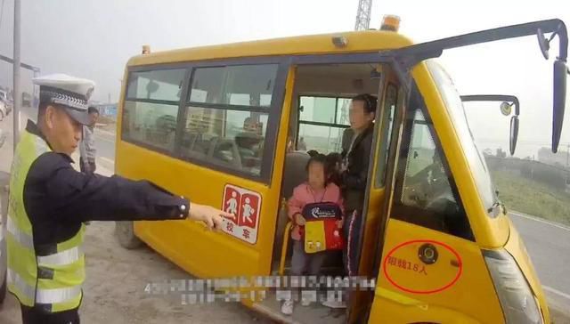 明明是幼兒園校車，怎么車里還有蹭車的老鄉？