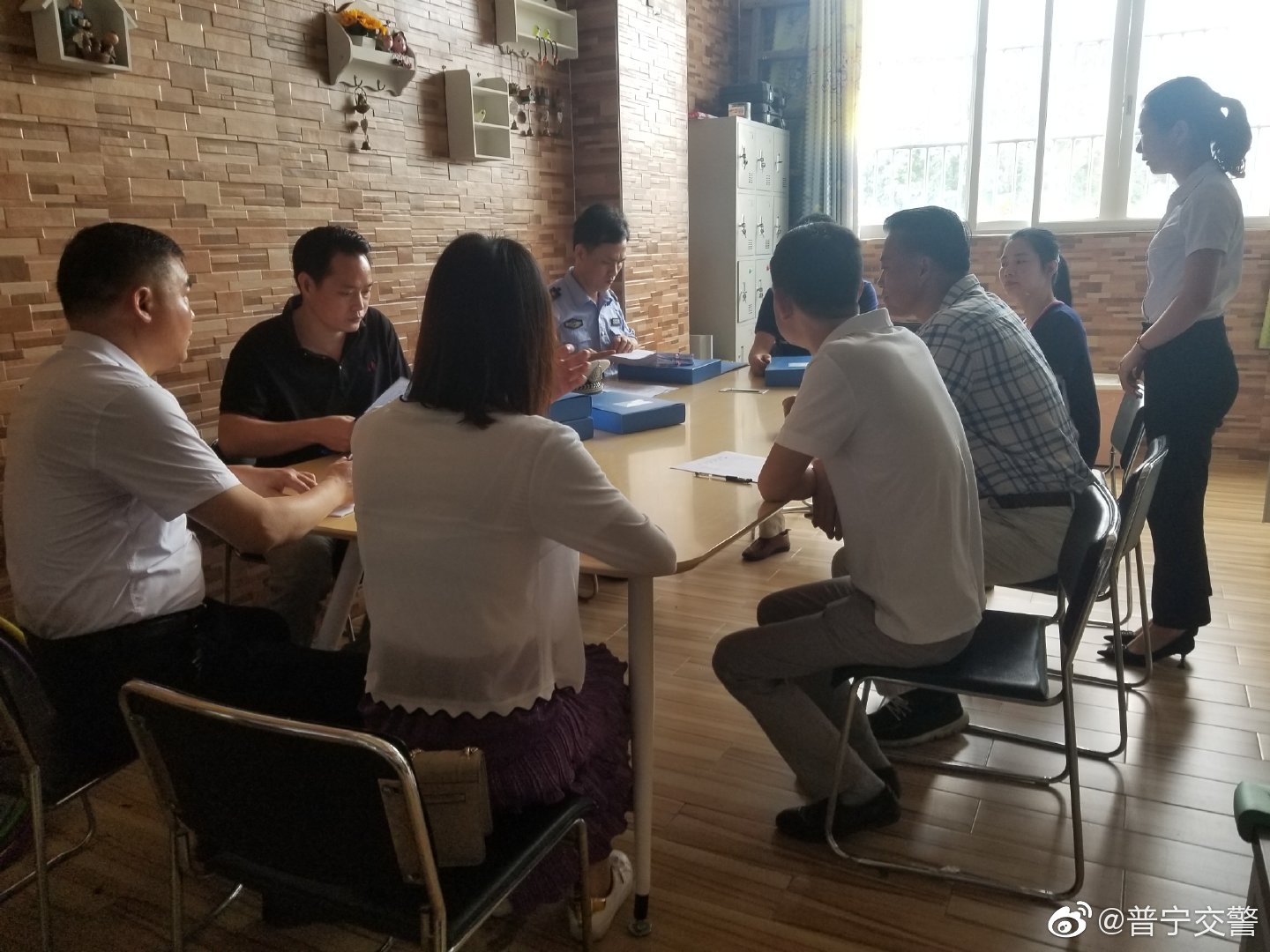 普寧交警聯合多部門走進幼兒園排查校車除隱患