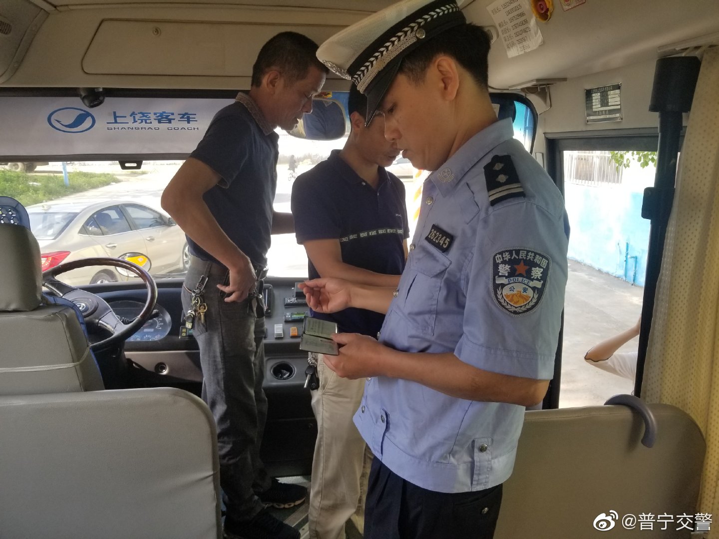 普寧交警聯合多部門走進幼兒園排查校車除隱患