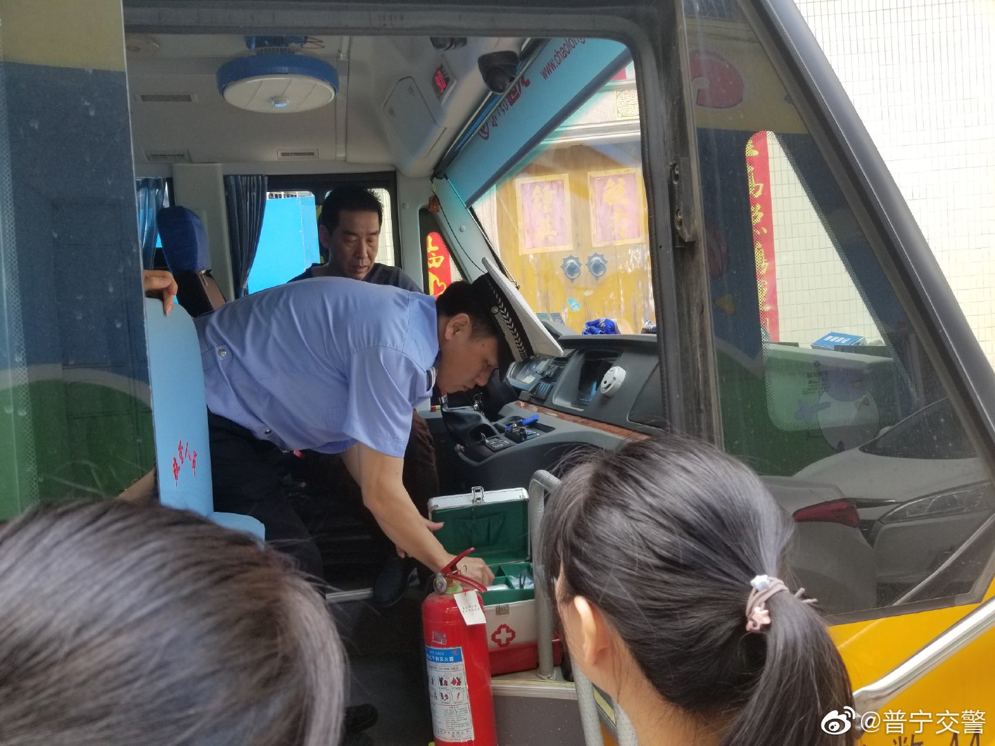 普寧交警聯合多部門走進幼兒園排查校車除隱患