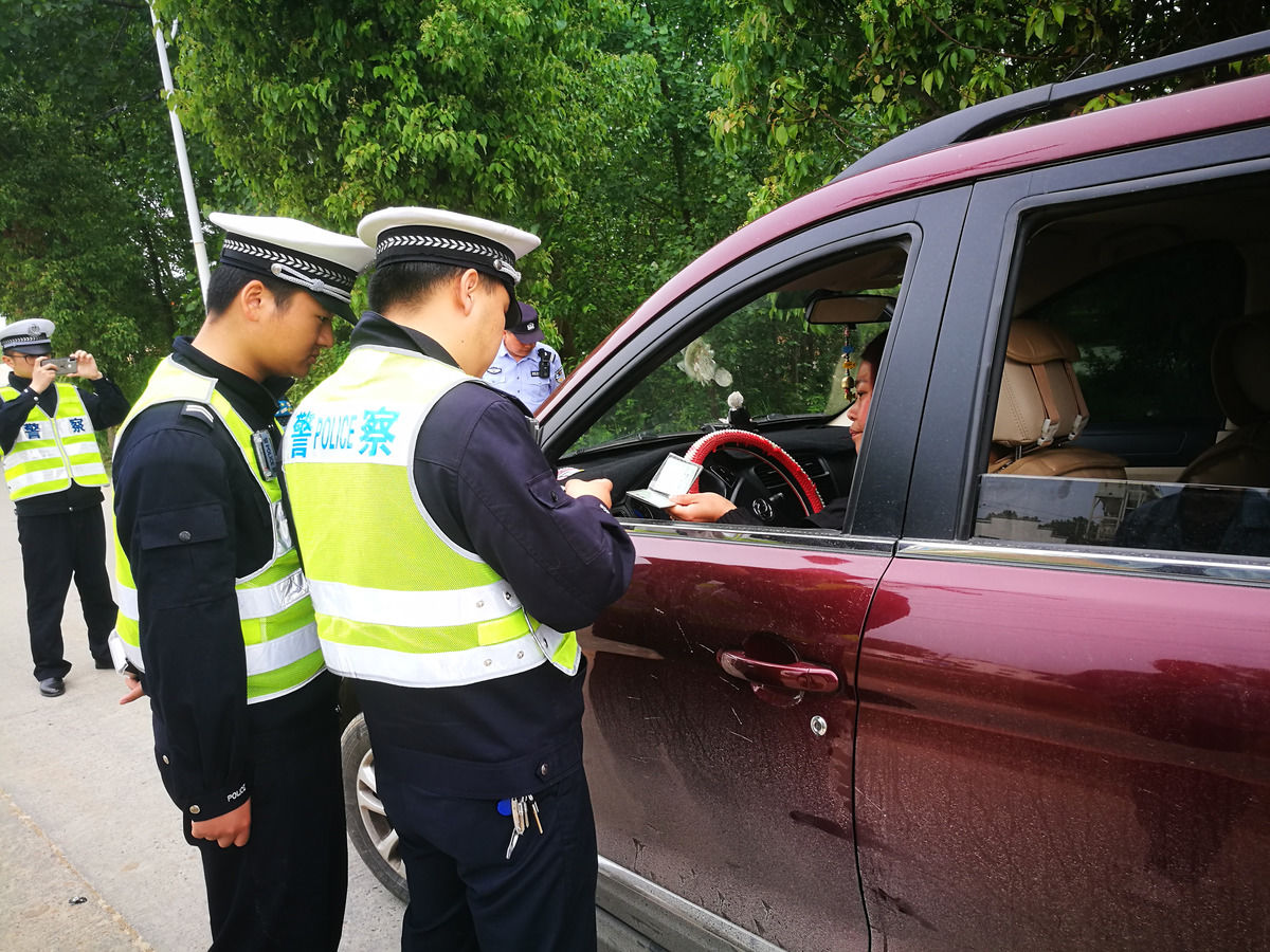 圖蟲人文攝影:六安雙河派出所突擊檢查校車 筑牢交通安全防線