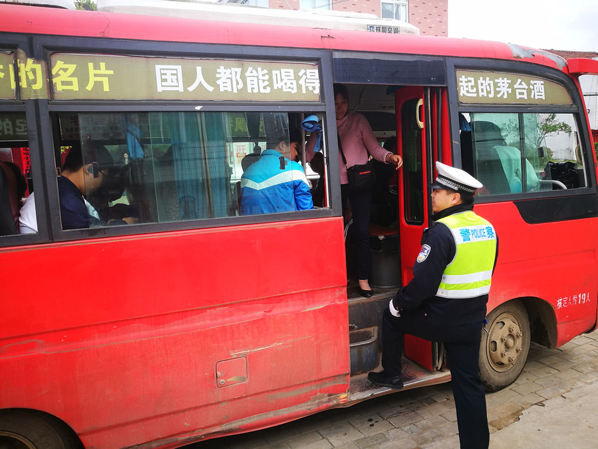 圖蟲人文攝影:六安雙河派出所突擊檢查校車 筑牢交通安全防線