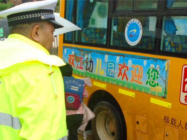 湖南祁東：查獲一起校車嚴重超載違法行為