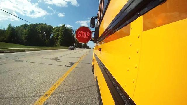 大叔設(shè)計(jì)奇葩校車，雖然看起來笨重，但似乎再也不用擔(dān)心翻車了！