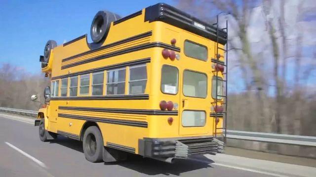 大叔設(shè)計(jì)奇葩校車，雖然看起來笨重，但似乎再也不用擔(dān)心翻車了！