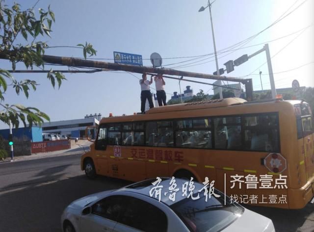 暖心！限高桿脫落，校車駕駛員變身“托舉超人”