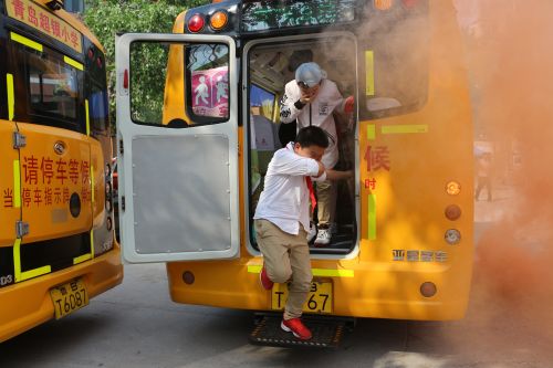 普及應急自救知識 交運校車進校園開展逃生演練
