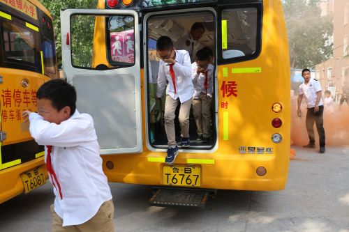 普及應急自救知識 交運校車進校園開展逃生演練