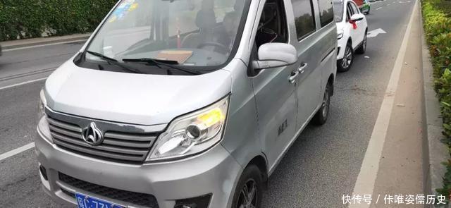 珠海90后黃毛小伙早上在馬路睡覺，被校車司機舉報，竟塞交警5000元求放過！