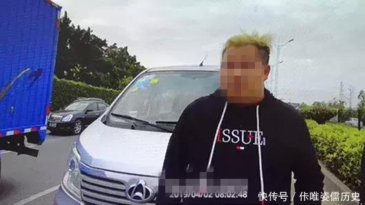 珠海90后黃毛小伙早上在馬路睡覺，被校車司機舉報，竟塞交警5000元求放過！