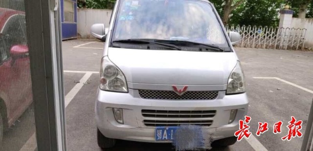 驚嚇！一輛面包車充當(dāng)校車，超載了一車幼兒