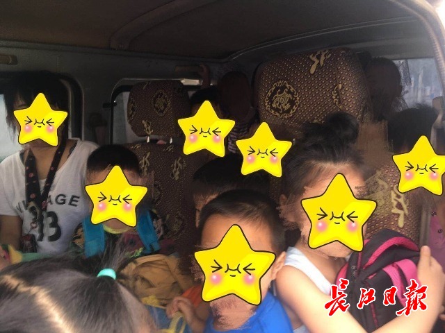 驚嚇！一輛面包車充當(dāng)校車，超載了一車幼兒