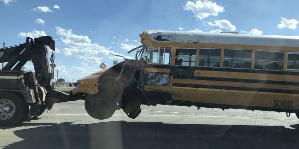 美國得州一校車與拖車相撞 致9名兒童受傷