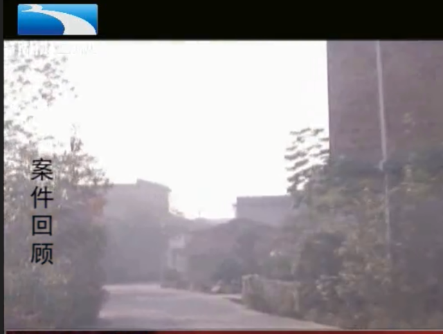 校車接送時的一次疏忽，孩子命喪車輪下，老人抱著孩子痛哭