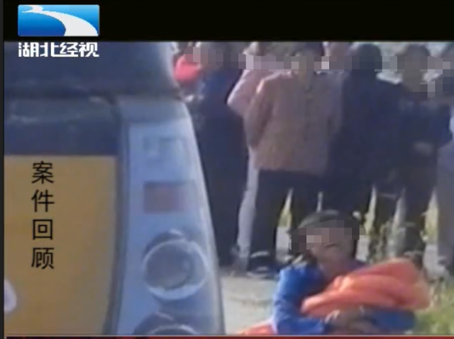 校車接送時的一次疏忽，孩子命喪車輪下，老人抱著孩子痛哭