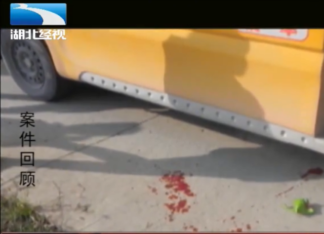 校車接送時的一次疏忽，孩子命喪車輪下，老人抱著孩子痛哭