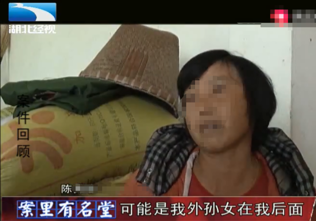 校車接送時的一次疏忽，孩子命喪車輪下，老人抱著孩子痛哭