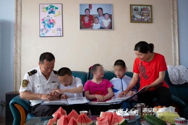 校車“寄養爸爸”好樣的！13年為3名孤殘兒童打造“溫馨之家”