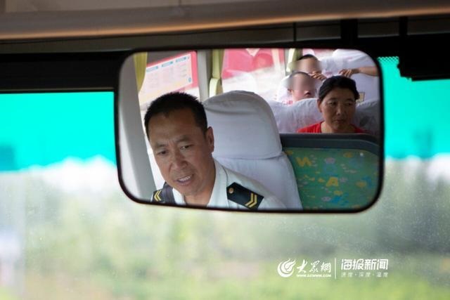 校車“寄養爸爸”好樣的！13年為3名孤殘兒童打造“溫馨之家”