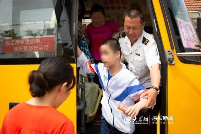 校車“寄養爸爸”好樣的！13年為3名孤殘兒童打造“溫馨之家”