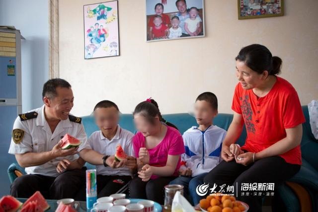 校車“寄養爸爸”好樣的！13年為3名孤殘兒童打造“溫馨之家”