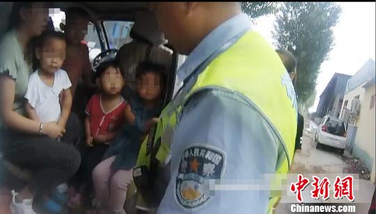 河北涿州一“黑校車”超員600% 座椅被改成木板凳